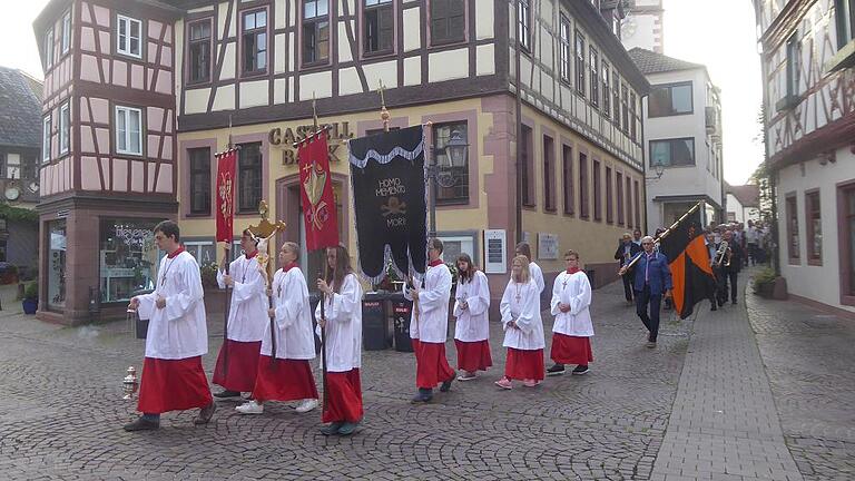 Die Rochus-Prozession zog sich durch die Innenstadt von Lohr.