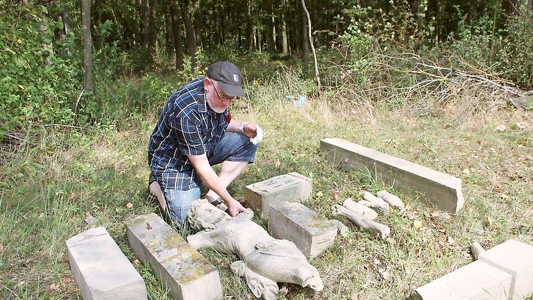 100 Jahre nach seiner Aufstellung wurde ein unter Denkmalschutz stehendes Feldkreuz bei Großwenkheim durch einen Unfall stark beschädigt und besteht nur noch aus Einzelteilen. Kreisheimatpfleger Christian Neugebauer informierte sich vor Ort über den Schaden. Foto: Heike Beudert       -  100 Jahre nach seiner Aufstellung wurde ein unter Denkmalschutz stehendes Feldkreuz bei Großwenkheim durch einen Unfall stark beschädigt und besteht nur noch aus Einzelteilen. Kreisheimatpfleger Christian Neugebauer informierte sich vor Ort über den Schaden. Foto: Heike Beudert