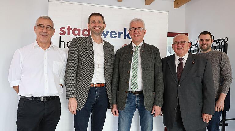 Im Rahmen eines Pressegesprächs informierten (von links) Prokurist Hans-Joachim Schiewer (Stadtwerk Haßfurt), Geschäftsführer Norbert Zösch (Stadtwerk), Bürgermeister Günther Werner, Stadtrat Norbert Geier (CSU-Fraktion) und Felix Zösch (Stadtwerk) darüber, dass das Stadtwerk ab Januar zu hundert Prozent grünen Strom an Privatkunden liefert.