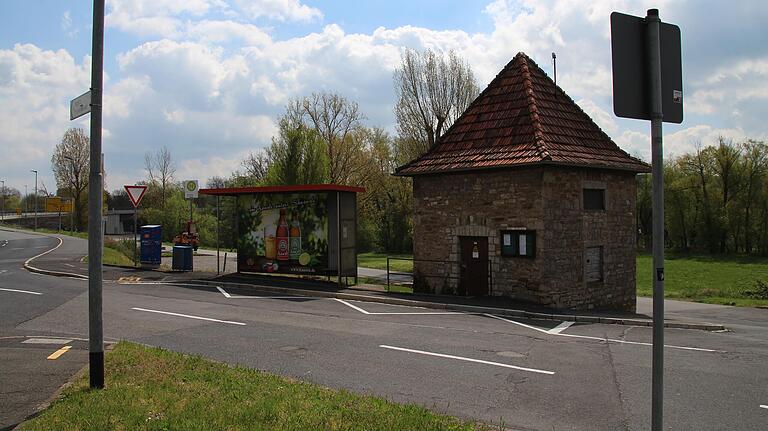 Info-Point oder Toilettenanlage? Die Zukunft des Trafohäuschens ist ungewiss. Die Bushaltestelle wird an die B 13 verlegt. Info-Point oder Toilettenanlage? Die Zukunft des Trafohäuschens ist ungewiss. Die Bushaltestelle wird an die B 13 verlegt.