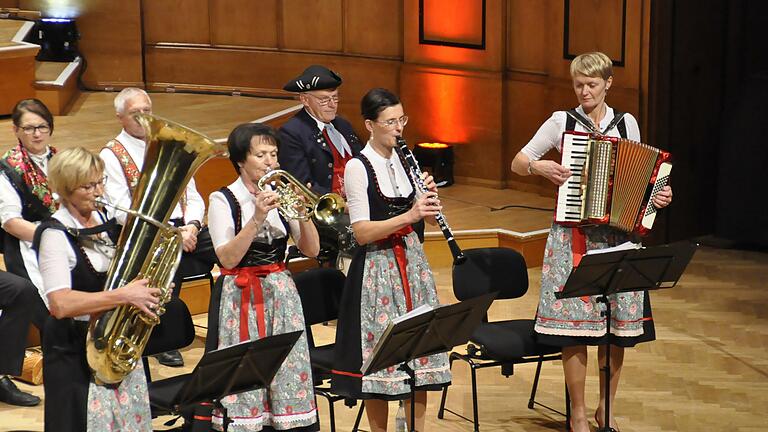 Die 'Kaufmannsware' ist eine musikalische Familienbande, die kein Blatt vor den Mund nimmt. Edith Hüttner (Tuba), Angelika Enders (Trompete), Theresa Seiffert (Klarinette) und Ilona Zirkelbach (Akkordeon) bieten Mundartgesang mit frechen Texten und Musik aus eigener Feder sowie fränkische Volksmusik (von links).       -  Die 'Kaufmannsware' ist eine musikalische Familienbande, die kein Blatt vor den Mund nimmt. Edith Hüttner (Tuba), Angelika Enders (Trompete), Theresa Seiffert (Klarinette) und Ilona Zirkelbach (Akkordeon) bieten Mundartgesang mit frechen Texten und Musik aus eigener Feder sowie fränkische Volksmusik (von links).