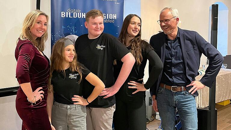Schülerinnen und Schüler der Udo-Lindenberg-Mittelschule Mellrichstadt bereicherten den Festnachmittag mit einem Live-Podcast mit Kultusministerin Anna Stolz. Mit im Bild Schulleiter Achim Libischer (rechts). Schülerinnen und Schüler der Udo-Lindenberg-Mittelschule Mellrichstadt bereicherten den Festnachmittag mit einem Live-Podcast mit Kultusministerin Anna Stolz. Mit im Bild Schulleiter Achim Libischer (rechts).