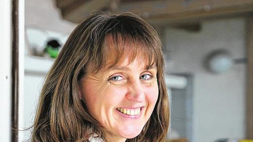 Neustart als „Bufdi“: Die promovierte Biologin Martina Alsheimer fühlt sich wohl bei ihrer Arbeit beim Bund Naturschutz. Ein wenig ist sie aber auch enttäuscht, wie schwer der Neustart in den Beruf nach eine Mutterpause ist. Doch sie will am Ball bleiben. THERESA MÜLLER Neustart als „Bufdi“: Die promovierte Biologin Martina Alsheimer fühlt sich wohl bei ihrer Arbeit beim Bund Naturschutz. Ein wenig ist sie aber auch enttäuscht, wie schwer der Neustart in den Beruf nach eine Mutterpause ist. Doch sie will am Ball bleiben. THERESA MÜLLER