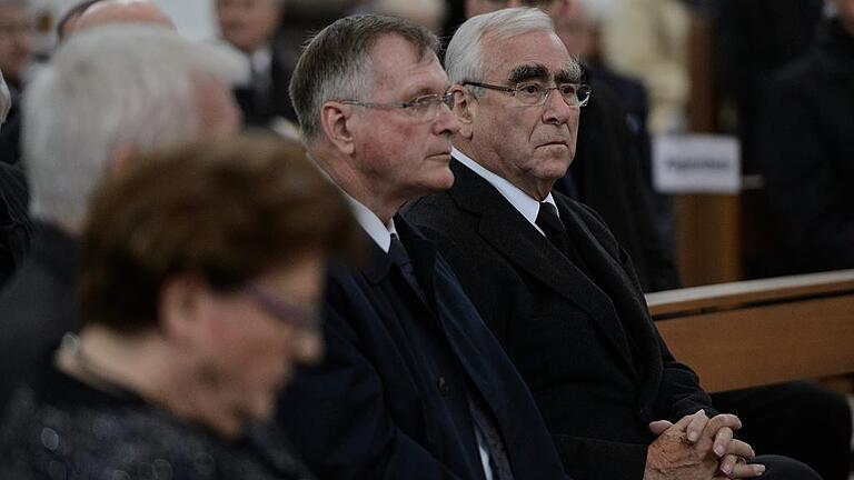 Trauerfeier für Wolfgang Bötsch       -  Theo Waigel (rechts), ehemaliger Bundesfinanzminister, war mit Wolfgang Bötsch eng befreundet. Daneben Johannes Singhammer, zuletzt Vizepräsident des Bundestages, und Landtagspräsidentin Barbara Stamm.