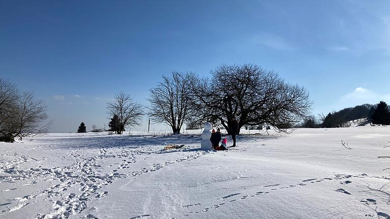 Auch Schneemänner dürfen abseits der Wege nicht gebaut werden.