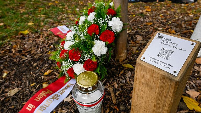 Der Würzburger AK Stolpersteine erinnert an Zwangsarbeiterin Adela Duda, die an ihrem 19. Geburtstag starb. Für sie wurde im Würzburger Ringpark ein Baum gepflanzt.