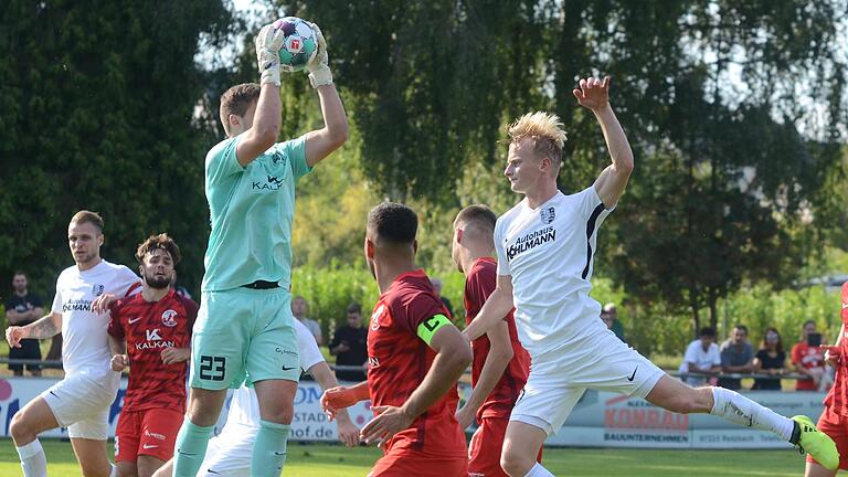 Endstation: Torwart Tobias Aulbach (links vorne) von Vatan Spor Aschaffenburg hat den Ball abgefangen, der Karlburger Marco Kunzmann (rechts) kommt zu spät.