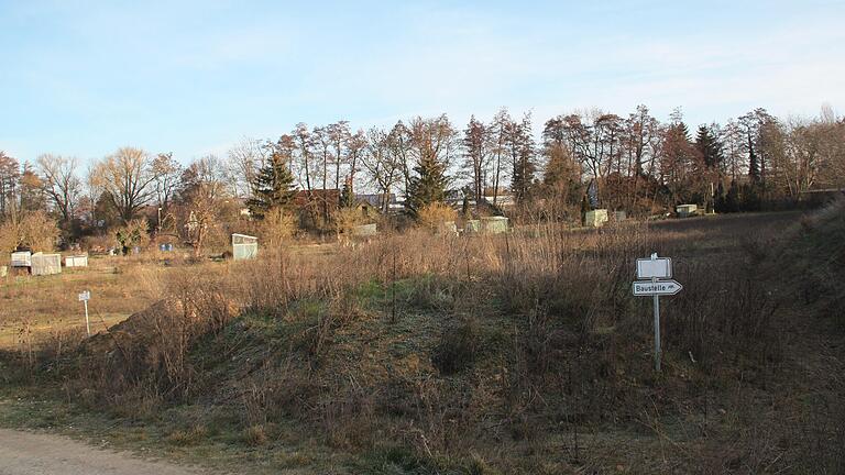 Die Fläche neben den Kleingärten in Verlängerung der Nikolaus-Fey-Straße in Gerolzhofen (links im Bild) ist an sich zu klein für die Errichtung eines Kindergartens. Sollte die Standortwahl auf diese Fläche fallen, dann müssten weitere Grundstücke hinzugenommen werden, womöglich zulasten der Kleingärten. Die Fläche neben den Kleingärten in Verlängerung der Nikolaus-Fey-Straße in Gerolzhofen (links im Bild) ist an sich zu klein für die Errichtung eines Kindergartens. Sollte die Standortwahl auf diese Fläche fallen, dann müssten weitere Grundstücke hinzugenommen werden, womöglich zulasten der Kleingärten.