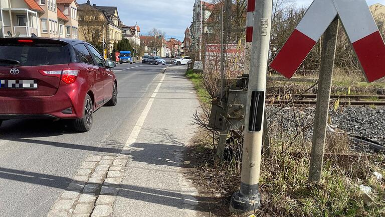 Der stark frequentierte Bahnübergang in der Frankenwinheimer Straße, am früheren Bahnhof in Gerolzhofen, ist für Fußgänger ein gefährlicher Pfad.
