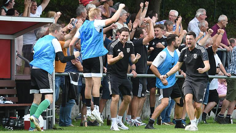 In der Hinrunde der Fußball-Bezirksliga Ost bejubelten die Mannschaften, hier der FC Strahlungen, 503 Tore.