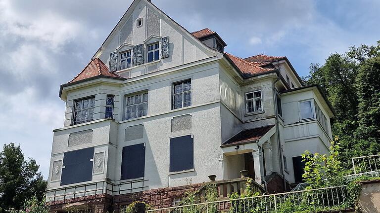 Um Vandalismus im Inneren der alten Villa vorzubeugen, wurden die Fenster mit Platten versehen und geschlossen. - Um Vandalismus im Inneren der alten Villa vorzubeugen, wurden die Fenster mit Platten versehen und geschlossen. Um Vandalismus im Inneren der alten Villa vorzubeugen, wurden die Fenster mit Platten versehen und geschlossen. - Um Vandalismus im Inneren der alten Villa vorzubeugen, wurden die Fenster mit Platten versehen und geschlossen.