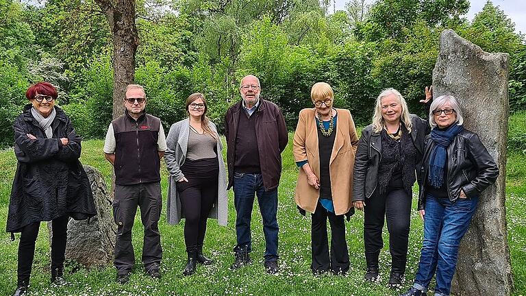 Sie lesen bei der Gala, von links: Johanna Bonengel, Joachim Engel, Anika Grosch, Hanns Peter Zwißler, Renate Eckert, Almut Heusinger-Zuber und Linde Unrein.