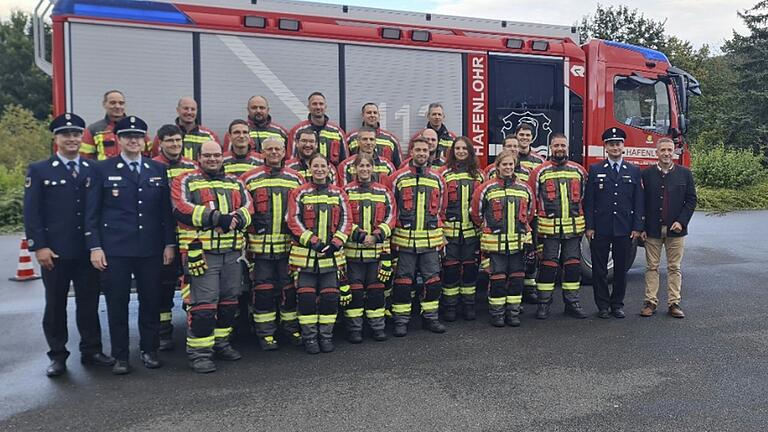 Erfolgreiche Leistungsprüfung: Die Aktiven der Feuerwehr Hafenlohr mit Schiedsrichtern und Bürgermeister Thorsten Schwab.