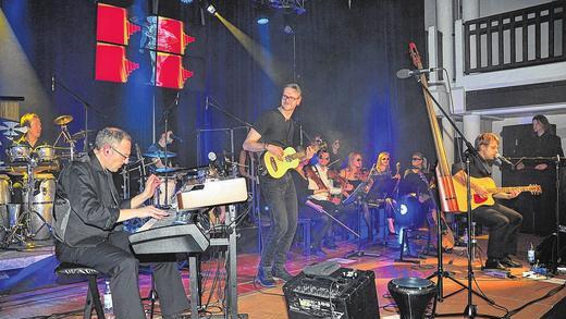 Unplugged-Rocker mit Streicherensemble: Die Bayreuther Band Huebnotix feierte in der ausverkauften Stadthalle in Haßfurt die Premiere ihrer &bdquo;Huebnotix & Strings-Tour&ldquo;.