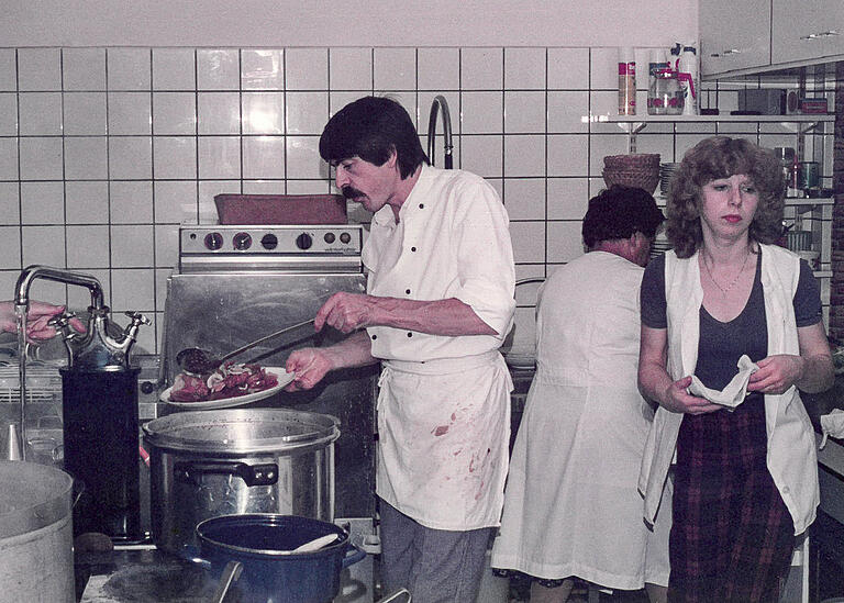 Das Brunnenbäck Anfang der 90er Jahre: Harald Schimmer kocht bei einem Kochkurs, rechts&nbsp; Serviceleiterin Petra Esser.