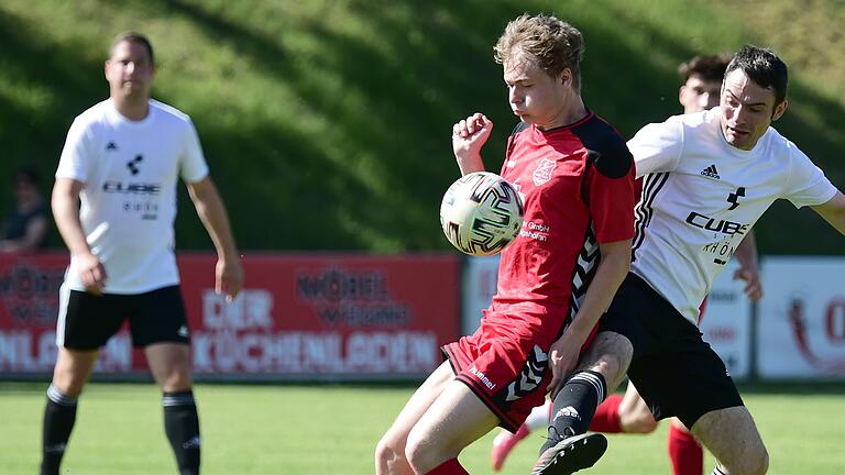 Lukas Merkl (am Ball) wechselt vom Kreisliga-Aufsteiger TSV Aubstadt II zum Bezirksligisten SV Rödelmaier.