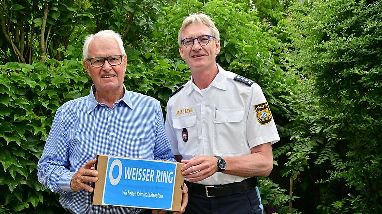 Michael Koch (rechts) sammelte bei seinem Abschied aus dem Polizeidienst für die Hilfsorganisation. Die Spende überreichte er nun an den Außenstellenleiter des Weissen Rings, Martin Koch.