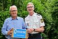 Michael Koch (rechts) sammelte bei seinem Abschied aus dem Polizeidienst für die Hilfsorganisation. Die Spende überreichte er nun an den Außenstellenleiter des Weissen Rings, Martin Koch.