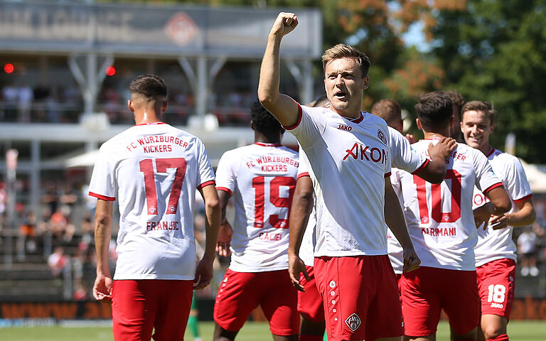 Zeichen an die Fans: Thomas Haas jubelt nach dem 3:0 von Benjika Caciel in Richtung Tribüne.