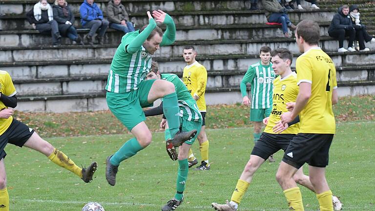 Beim Schuss seines Teamkollegen Elias Schneider steht Untererthals Andre Tiedemann im Weg. Auch sonst passte nicht viel im Spiel der Viktoria, sodass der Sieg des FC Thulba absolut in Ordnung ging.       -  Beim Schuss seines Teamkollegen Elias Schneider steht Untererthals Andre Tiedemann im Weg. Auch sonst passte nicht viel im Spiel der Viktoria, sodass der Sieg des FC Thulba absolut in Ordnung ging.