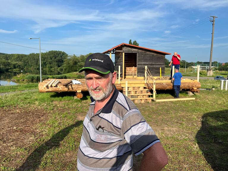 Mütze auf dem Kopf, Schweiß auf der Stirn: Die Flößer bei der Arbeit.