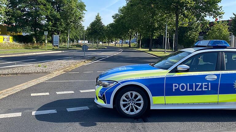 Am Mittwochmorgen gab es in Schweinfurt eine Festnahme, nachdem der Zeuge einer mutmaßlichen Gewalttat geistesgegenwärtig reagiert hatte. Die Polizei sperrte die Carl-Zeiß-Straße im Hafen weiträumig ab.