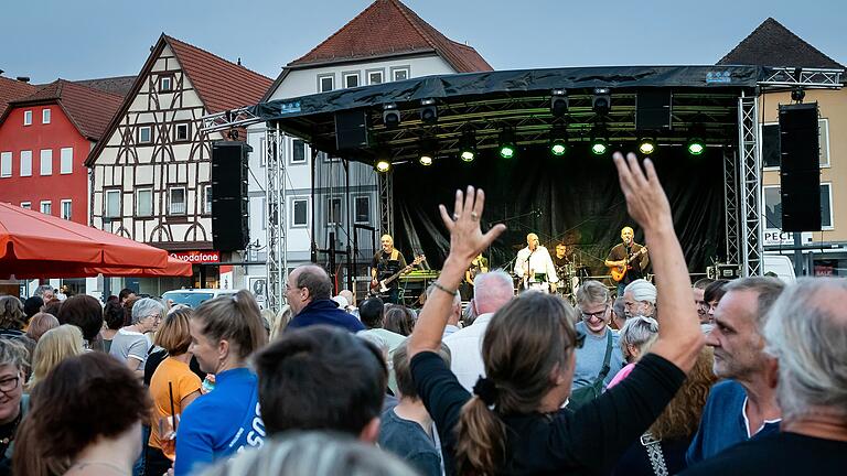 Beste Stimmung und viele Besucher gab es beim Finale des Marktplatzsommers 2024 an diesem Donnerstagabend in Bad Neustadt.