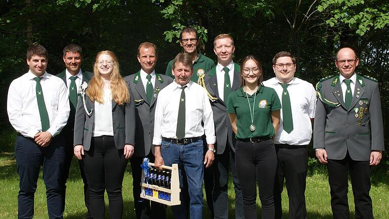 Das Bild zeigt die Vorstandschaft des KKS Altfeld (hinten von links): Zweiter Schützenmeister Michael Schäfer, Beisitzer Stefan Fertig, Beisitzer Thomas Nitschky, Sportleiter Sebastian Nitschky, Schriftführer Sebastian Sauer, Erster Schützenmeister Christian Rücker sowie (vorne von links): Beisitzer Steffen Schäfer, Kassiererin Melanie Pfenning, ehemaliger Beisitzer Werner Oleynik, Jugendleiterin Tina Gerberich