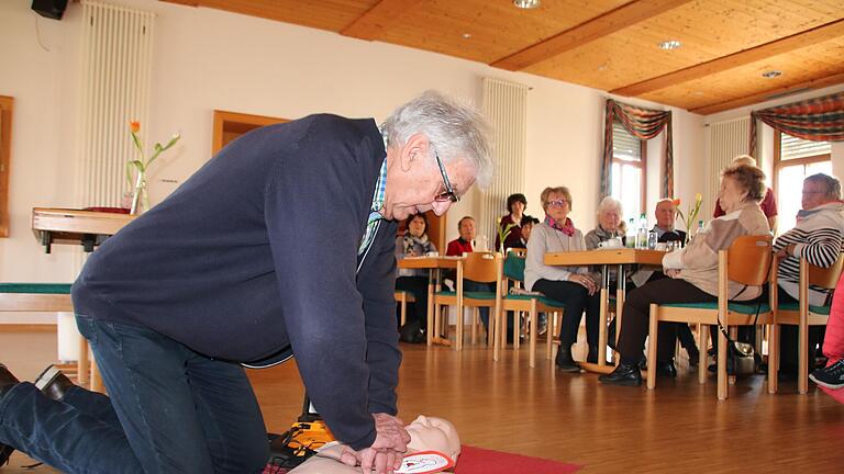 Beim Seniorennachmittag am Mittwoch in Westheim gab Reimar Glückler eine zweistündige Einweisung in Erster Hilfe, dazu gehörten die Herz-Lungen-Wiederbelebung und der Einsatz eines Defibrillators.       -  Beim Seniorennachmittag am Mittwoch in Westheim gab Reimar Glückler eine zweistündige Einweisung in Erster Hilfe, dazu gehörten die Herz-Lungen-Wiederbelebung und der Einsatz eines Defibrillators.