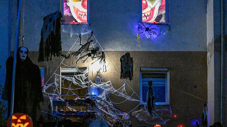 Für Halloween bereit: Spinnen und Gespenster begrüßen die Besucher und Besucherinnen. Für Halloween bereit: Spinnen und Gespenster begrüßen die Besucher und Besucherinnen.