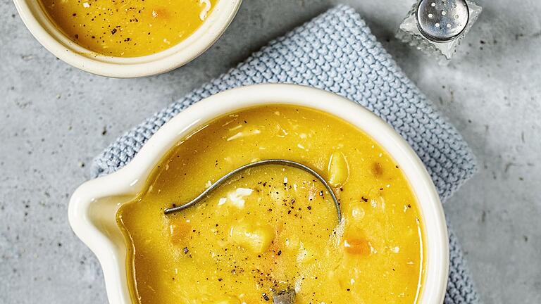Kartoffelsuppe       -  Bei der einfachen Kartoffelsuppe von Jennifer Kuschel wird ein Teil der Suppe püriert - und am Ende kommt noch ein Ei hinein.