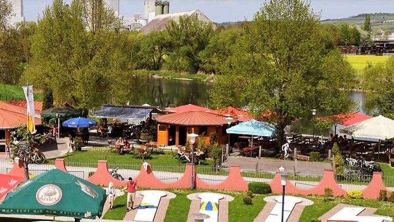 Zum Biergarten am Schloss im Karlstadter Ortsteil Laudenbach gehört auch eine Minigolfanlage.