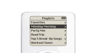 iPod       -  Zur Präsentation des ersten iPods von Apple am 23. Oktober 2001 lief Steve Jobs zur Höchstform auf. 'Es wird das heißeste Geschenk der Saison sein', versprach er. Tatsächlich war der iPod nicht von Beginn an ein Megaseller. Das erste Gerät, das 1000 Songs speichern konnte, kostete in den USA 399 Dollar, in Deutschland sogar knapp 500 Euro.