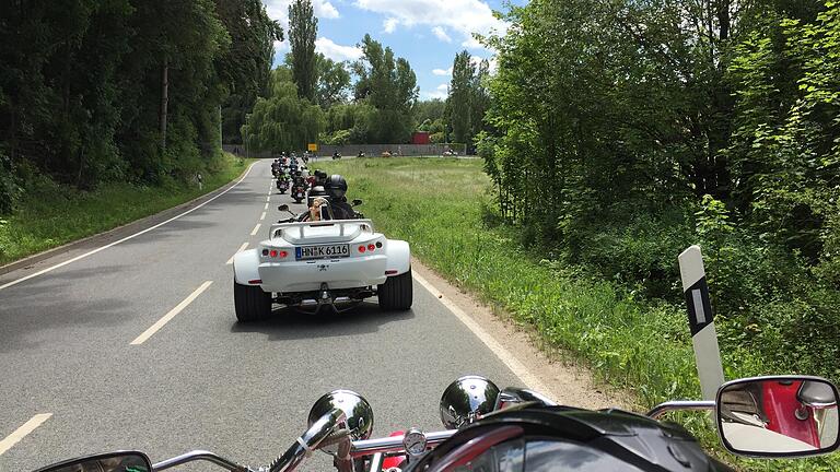 Bei einer Ausfahrt durch den Ochsenfurter Gau im Jahr 2017 sammelte der Büttharder Marco Klingert mit seinem damaligen Biker- und Trikerclubs „Gallier 97“ Spenden zugunsten der Station Regenbogen.