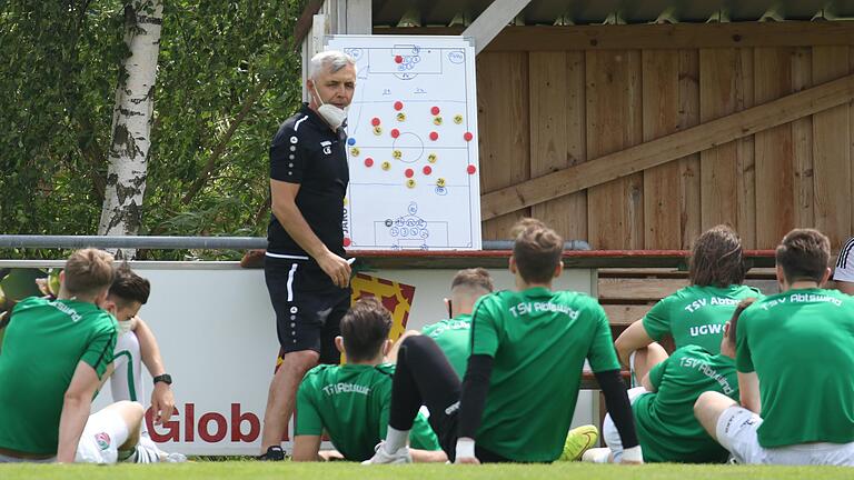 Abtswinds Trainer Claudiu Bozesan bespricht mit seinen Spielern die taktische Ausrichtung. Im Toto-Pokal-Viertelfinale gegen Türkgücü München gilt der Fußball-Bayernligist TSV Abtswind als Außenseiter, doch Bozesan möchte den Drittligisten 'richtig fordern'.