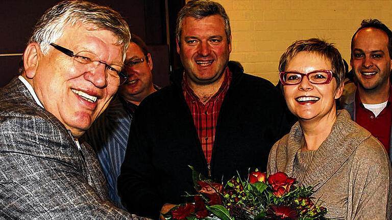Platz eins unter den SPD-Frauen: Sabine Dittmar bekommt vom Bezirksvorsitzenden Frank Hofmann (links) einen Blumenstrauß.