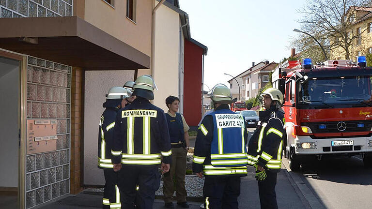 Dank Rauchmelder kein größerer Schaden: In der Dr.-Georg-Heim-Straße im Stadtteil Garitz war der Sonntagsbraten zu lange im Herd und der Feuermelder informierte sogar die anderen Hausbewohner, die vorsorglich die Feuerwehr informierten da die gehbehinderte Seniorin ihre Wohnungstüre nicht öffnete. Foto: Peter Rauch - Dank Rauchmelder kein größerer Schaden: In der Dr.-Georg-Heim-Straße im Stadtteil Garitz war der Sonntagsbraten zu lange im Herd und der Feuermelder informierte sogar die anderen Hausbewohner, die vorsorglich die Feuerwehr informierten da die gehbehinderte Seniorin ihre Wohnungstüre nicht öffnete. Foto: Peter Rauch Dank Rauchmelder kein größerer Schaden: In der Dr.-Georg-Heim-Straße im Stadtteil Garitz war der Sonntagsbraten zu lange im Herd und der Feuermelder informierte sogar die anderen Hausbewohner, die vorsorglich die Feuerwehr informierten da die gehbehinderte Seniorin ihre Wohnungstüre nicht öffnete. Foto: Peter Rauch - Dank Rauchmelder kein größerer Schaden: In der Dr.-Georg-Heim-Straße im Stadtteil Garitz war der Sonntagsbraten zu lange im Herd und der Feuermelder informierte sogar die anderen Hausbewohner, die vorsorglich die Feuerwehr informierten da die gehbehinderte Seniorin ihre Wohnungstüre nicht öffnete. Foto: Peter Rauch