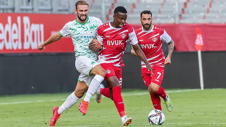 Jetzt fest im Team: Ryan-Segon Adigo (Mitte, hier gegen den Fürther Simon Asta) hat als Testspieler überzeugt und einen Vertrag bei den Würzburger Kickers erhalten. Jetzt fest im Team: Ryan-Segon Adigo (Mitte, hier gegen den Fürther Simon Asta) hat als Testspieler überzeugt und einen Vertrag bei den Würzburger Kickers erhalten.