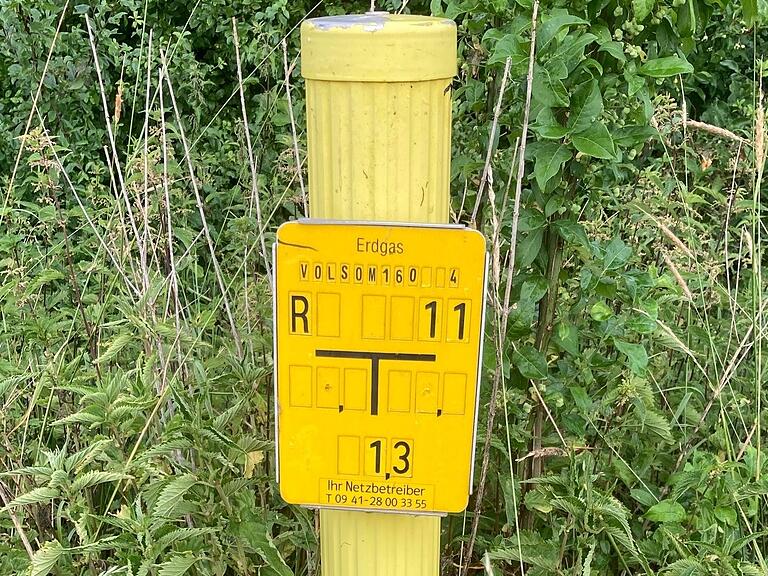 In gewissen Abständen markieren gelbe Rohre in der Landschaft, dass hier eine Gasleitung verläuft. Grabungsarbeiten aller Art sind entlang der Leitung in einem Abstand von fünf Metern verboten. In gewissen Abständen markieren gelbe Rohre in der Landschaft, dass hier eine Gasleitung verläuft. Grabungsarbeiten aller Art sind entlang der Leitung in einem Abstand von fünf Metern verboten.