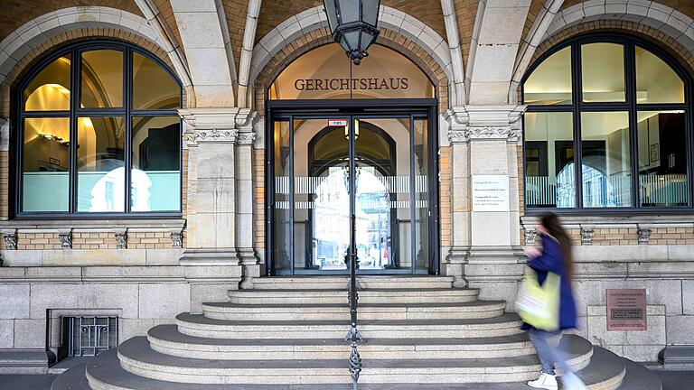 Landgericht Bremen - Mit einem Sprung auf den Kopf hat der junge Mann nach Überzeugung des Gerichts einem 46-Jährigen tödliche Verletzungen hinzugefügt. (Archivbild) Landgericht Bremen - Mit einem Sprung auf den Kopf hat der junge Mann nach Überzeugung des Gerichts einem 46-Jährigen tödliche Verletzungen hinzugefügt. (Archivbild)