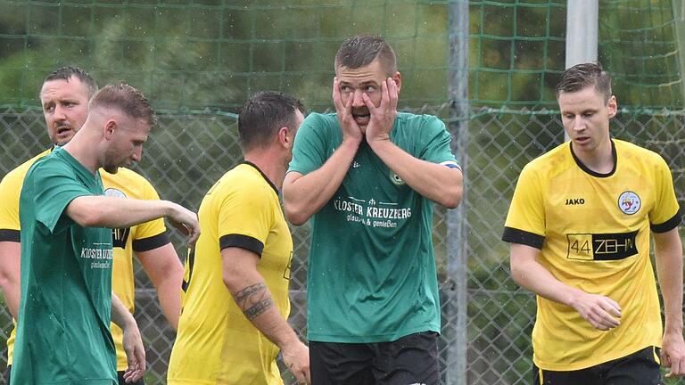 Yannick Kleinhenz (Mitte, hier auf einem Archivbild) und der VfR Stadt Bischofsheim verspielten eine 4:1-Führung gegen den FC Ober-/Mittelstreu. Yannick Kleinhenz (Mitte, hier auf einem Archivbild) und der VfR Stadt Bischofsheim verspielten eine 4:1-Führung gegen den FC Ober-/Mittelstreu.