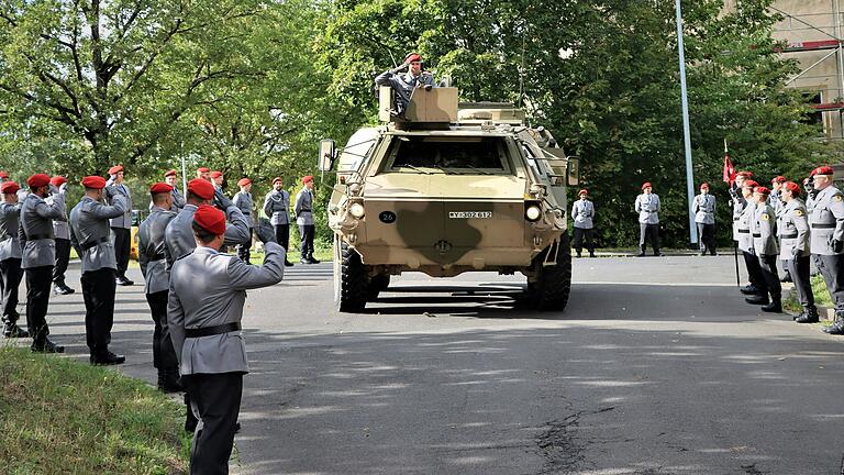 Mit einem Ehrenspalier und der Vorbeifahrt auf dem beweglichen Führungsfahrzeug -einem Transportpanzer Fuchs – wurde dem scheidenden Kommandeur Oberstleutnant Jan Mosel, der das Fernmeldebataillon 10 seit seiner Indienststellung im Oktober 2021 als erster Kommandeur führte, eine besondere Ehre zuteil. Mit einem Ehrenspalier und der Vorbeifahrt auf dem beweglichen Führungsfahrzeug -einem Transportpanzer Fuchs – wurde dem scheidenden Kommandeur Oberstleutnant Jan Mosel, der das Fernmeldebataillon 10 seit seiner Indienststellung im Oktober 2021 als erster Kommandeur führte, eine besondere Ehre zuteil.