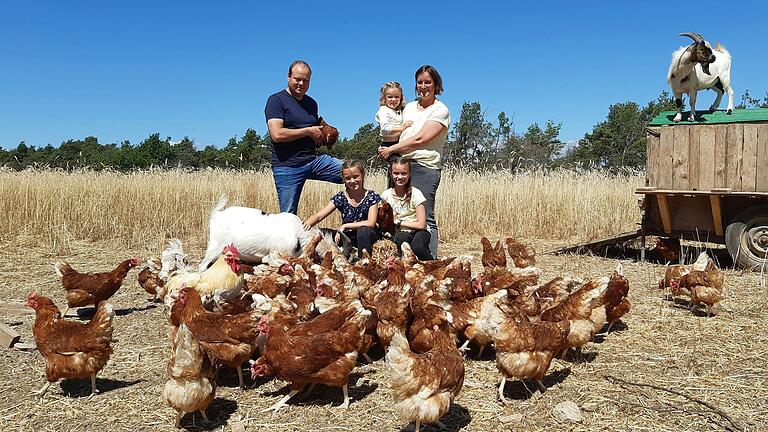 Familie Schmitt mit ihren Hühnern und den beiden Ziegen Fritz und Toni.