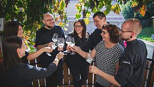 Die Familie hält zusammen und feiert auch gemeinsam. Das Bild zeigt von links: Lisa Wehner, Christina Schmidt, Michael Hergenröder, Verena Regus, Thomas Hergenröder, Arnita Hergenröder und Sebastian Wagner.       -  Die Familie hält zusammen und feiert auch gemeinsam. Das Bild zeigt von links: Lisa Wehner, Christina Schmidt, Michael Hergenröder, Verena Regus, Thomas Hergenröder, Arnita Hergenröder und Sebastian Wagner.