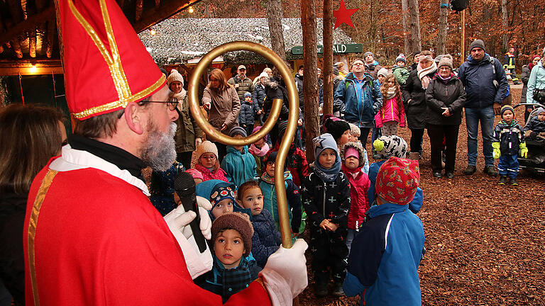 Der Nikolaus gehört zur Waldweihnacht wie der Wald.