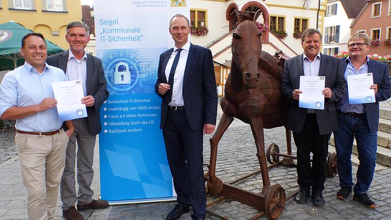 Kein Zutritt für das Trojanische Pferd in das Rathaus Volkach! Der Präsident des Landesamtes für Sicherheit in der Informationstechnik Daniel Kleffel (Bildmitte) überreichte den drei Bürgermeistern (von rechts) Guido Braun, Elmar Henke und Peter Kornell den 'Siegel Kommunale IT-Sichherheit' . Links außen Jürgen Golz, der Sicherheitsbeauftragte der VG Volkach.