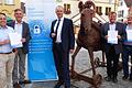 Kein Zutritt für das Trojanische Pferd in das Rathaus Volkach! Der Präsident des Landesamtes für Sicherheit in der Informationstechnik Daniel Kleffel (Bildmitte) überreichte den drei Bürgermeistern (von rechts) Guido Braun, Elmar Henke und Peter Kornell den 'Siegel Kommunale IT-Sichherheit' . Links außen Jürgen Golz, der Sicherheitsbeauftragte der VG Volkach.