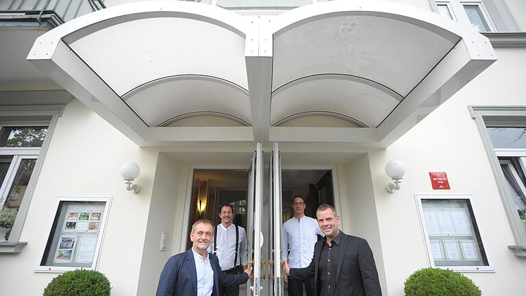 Anton Schick jun. (rechts), Bauunternehmer und Zweiter Bürgermeister von Bad Kissingen, hat Hotel und Restaurant Laudensack gekauft. Unser Bild zeigt ihn mit (von links) Hermann Laudensack, Restaurantleiter Thomas Hüttl und Küchenchef Frederik Desch. Anton Schick jun. (rechts), Bauunternehmer und Zweiter Bürgermeister von Bad Kissingen, hat Hotel und Restaurant Laudensack gekauft. Unser Bild zeigt ihn mit (von links) Hermann Laudensack, Restaurantleiter Thomas Hüttl und Küchenchef Frederik Desch.