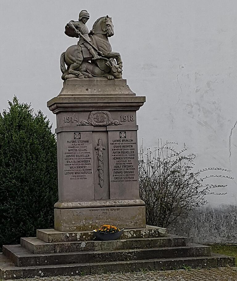 Hoch zu Ross in Siegerpose zeigt sich der Soldat in Humprechtshausen auf dem Kriegerdenkmal. Hoch zu Ross in Siegerpose zeigt sich der Soldat in Humprechtshausen auf dem Kriegerdenkmal.