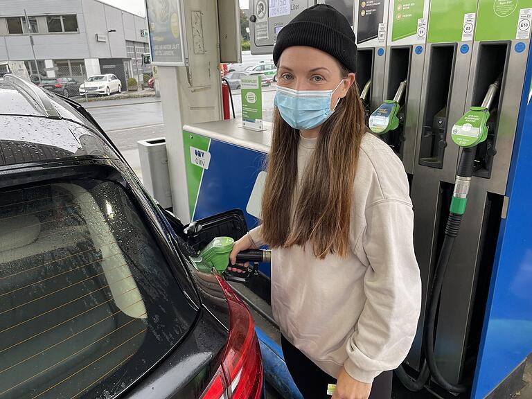 Anna Wenisch tankt das Auto ihres Vaters.